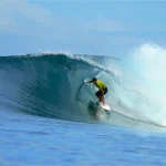 Pantai Sorake: Destinasi Berselancar yang Menantang Adrenalin