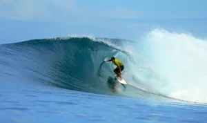 Pantai Sorake: Destinasi Berselancar yang Menantang Adrenalin